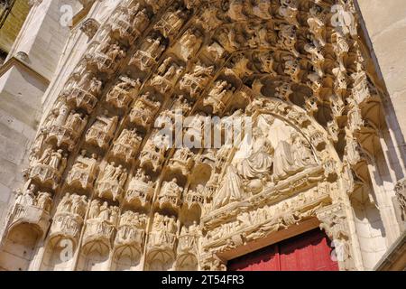Auxerre: Scultura ornata nell'arco del portale centrale (tympanum) della Cattedrale di Saint Etienne fronte ovest ad Auxerre, Borgogna, Francia Foto Stock
