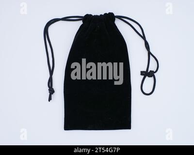 astuccio nero o sacchetto con coulisse isolato su sfondo bianco. borsa piccola in tessuto di cotone Foto Stock