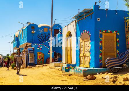 Case dai colori luminosi in un famoso villaggio nubiano. Assuan, Egitto – 17 ottobre 2023 Foto Stock