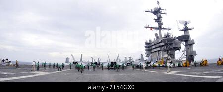 Cvn73, schierato in avanti, GW, Oceano Pacifico, RIFORNIMENTO IN MARE, USS George Washington, Vert-Rep Foto Stock