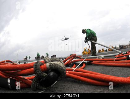 Cvn73, schierato in avanti, GW, Oceano Pacifico, RIFORNIMENTO IN MARE, USS George Washington, Vert-Rep Foto Stock