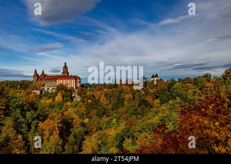 Vista sul vecchio castello storico di Książ, castello autunnale, panorama con vista sul castello di Książ Foto Stock