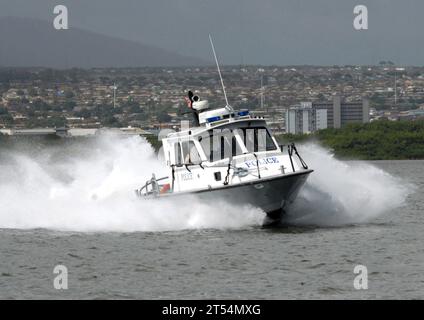 Direzione, sicurezza del porto, HAWAII, terra, stazione navale di Pearl Harbor, pattugliamento, Pearl Harbor, Mare, barca di sicurezza Seaark Dauntless, scorta di sicurezza, bersaglio, minacce Foto Stock