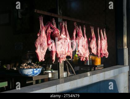 Carne di capra appesa a un ristorante di capra Satay (Warung Sate Kambing), a Yogyakarta, Indonesia. Foto Stock