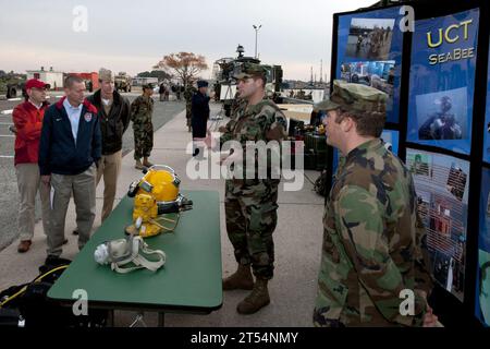 IMMERSIONI, facoltà, studenti del National War College, Navy Expeditionary Combat Command, battello d'assalto fluviale, gruppo fluviale 1, Sailor, U.S. Navy, team di costruzione subacquea (UCT) 1 Foto Stock