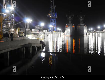 Doppio attracco a secco, dinamica generale, fregata missilistica guidata, manutenzione, cantiere navale NASSCO, marina, san diego, struttura costiera, Marina degli Stati Uniti, USS Curts (FFG 38), USS Vandegrift (FFG 48) Foto Stock