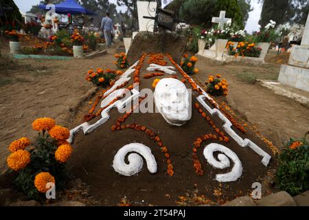 Città del Messico, Messico. 2 novembre 2023. Le tombe di bambini e adulti sono decorate con arrangiamenti e regali nel giorno della festa dei morti al Pantheon di San Antonio Tecomitl nell'ufficio del sindaco di Milpa alta a città del Messico. Il 2 novembre 2023 a città del Messico, Messico (Credit Image: © Luis Barron/eyepix via ZUMA Press Wire) SOLO PER USO EDITORIALE! Non per USO commerciale! Foto Stock