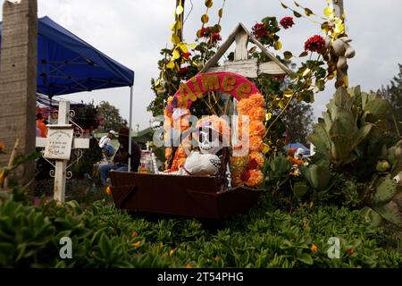 Città del Messico, Messico. 2 novembre 2023. Le tombe di bambini e adulti sono decorate con arrangiamenti e regali nel giorno della festa dei morti al Pantheon di San Antonio Tecomitl nell'ufficio del sindaco di Milpa alta a città del Messico. Il 2 novembre 2023 a città del Messico, Messico (Credit Image: © Luis Barron/eyepix via ZUMA Press Wire) SOLO PER USO EDITORIALE! Non per USO commerciale! Foto Stock