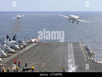 E-2C Hawkeye, F/A-18E Super Hornet, Oceano Indiano, USS Ronald Reagan (CVN 76), vaw-113, vfa-146 Foto Stock