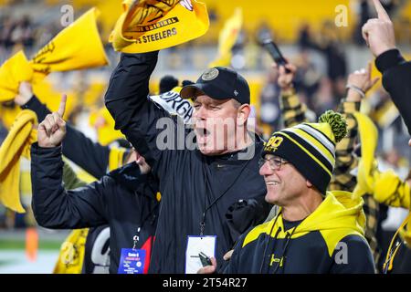 Hookstown, Pennsylvania, USA. 1 novembre 2023. I tifosi dei Pittsburgh Steelers fanno il tifo durante la partita di football tra i Pittsburgh Steelers e i Tennessee Titans all'Acrisure Stadium di Pittsburgh, Pennsylvania. (Immagine di credito: © Brent Gudenschwager/ZUMA Press Wire) SOLO PER USO EDITORIALE! Non per USO commerciale! Foto Stock