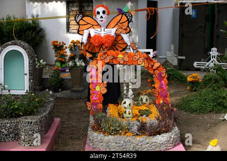 Città del Messico, Messico. 2 novembre 2023. Le tombe di bambini e adulti sono decorate con arrangiamenti e regali nel giorno della festa dei morti al Pantheon di San Antonio Tecomitl nell'ufficio del sindaco di Milpa alta a città del Messico. Il 2 novembre 2023 a città del Messico, Messico (Credit Image: © Luis Barron/eyepix via ZUMA Press Wire) SOLO PER USO EDITORIALE! Non per USO commerciale! Foto Stock