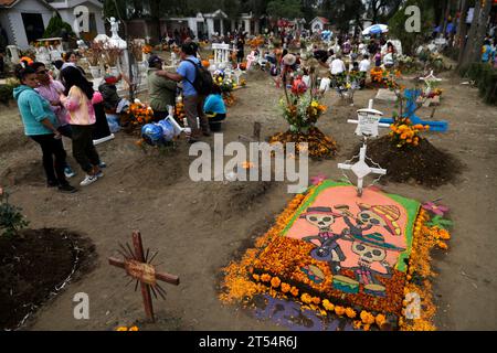 Città del Messico, Messico. 2 novembre 2023. Le tombe di bambini e adulti sono decorate con arrangiamenti e regali nel giorno della festa dei morti al Pantheon di San Antonio Tecomitl nell'ufficio del sindaco di Milpa alta a città del Messico. Il 2 novembre 2023 a città del Messico, Messico (Credit Image: © Luis Barron/eyepix via ZUMA Press Wire) SOLO PER USO EDITORIALE! Non per USO commerciale! Foto Stock