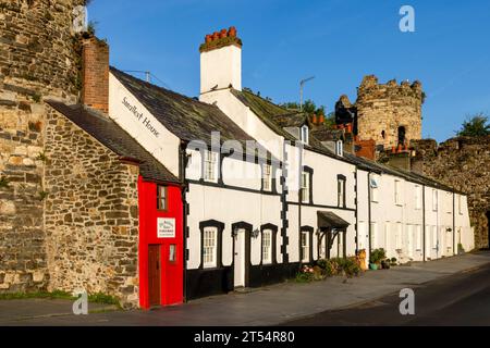 Conwy è una città storica del Galles del Nord con un castello medievale e la più piccola casa della Gran Bretagna. Foto Stock