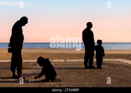 Le sculture di Colwyn sono una serie di sculture di silhouette in acciaio situate sul lungomare di Colwyn Bay, Galles. Foto Stock