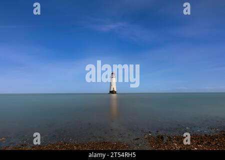Il faro di Point of Ayr è un faro del XIX secolo situato sul lato est dell'estuario di Dee, vicino alla spiaggia di Talacre. Foto Stock