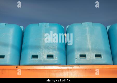 Taniche blu d'acqua. Serbatoi dell'acqua di grandi dimensioni. Carri armati blu. Trasporto di acqua. Foto Stock