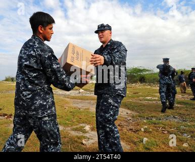 Terremoto, Haiti, la Gonave, NWU, marinai, forniture, Marina degli Stati Uniti , USS Bunker Hill (CG 52) Foto Stock