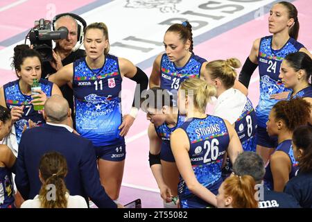 Firenze, Italia. 1 novembre 2023. Il Bisonte Firenze Time Out durante il Bisonte Firenze vs Roma Volley Club, Volley serie A1 Italian Women Match a Firenze, Italia, 01 novembre 2023 crediti: Agenzia fotografica indipendente/Alamy Live News Foto Stock