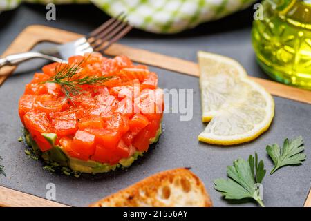 Deliziosa tartare di salmone e avocado a bordo Foto Stock