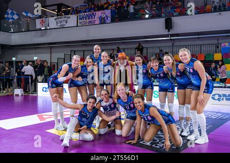 Firenze, Italia. 1 novembre 2023. Felicità dei giocatori del Bisonte Firenze durante il Bisonte Firenze vs Roma Volley Club, Volley serie A1 partita femminile a Firenze, Italia, 01 novembre 2023 crediti: Agenzia fotografica indipendente/Alamy Live News Foto Stock