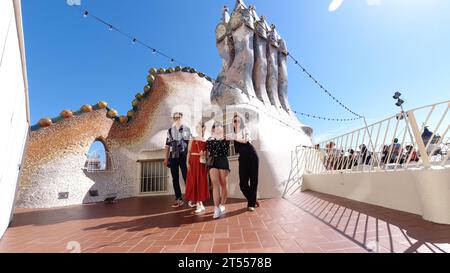 Pechino, Cina. 3 novembre 2023. Questa foto scattata nel settembre 2019 mostra Xu Tingting (1st R) in posa per una foto con i suoi compagni di viaggio in Spagna. Crediti: Xinhua/Alamy Live News Foto Stock