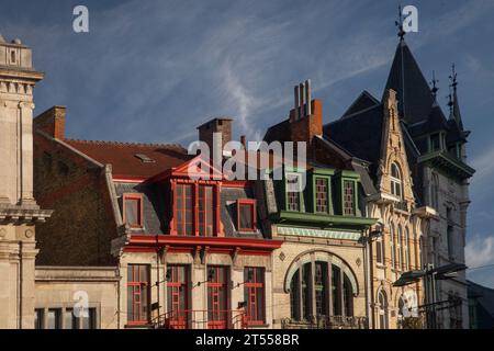 Tetti colorati degli edifici di St-Baafsplein Square a Gand Foto Stock