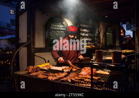 Vista notturna di una bancarella di carne arrostita nel mercato di Natale di Mittelalter, Dresda Foto Stock