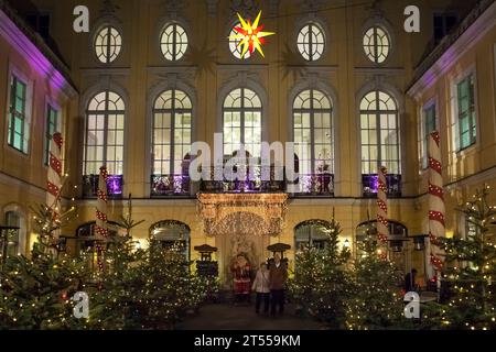 Il cortile decorato con decorazioni natalizie del Grand Cafe Restaurant Colselpalais a Dresda Foto Stock