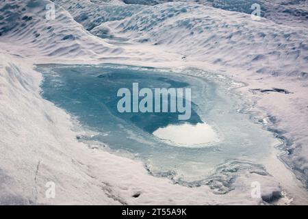 Piccolo lago di ghiaccio fuso nel ghiacciaio Perito Moreno Foto Stock