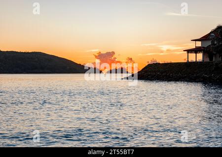 alba al tramonto sulla spiaggia Foto Stock