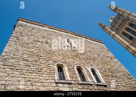 La Jewel Tower del XIV secolo e la Victoria Tower of the Houses of Parliament, Londra, Regno Unito. La Jewel Tower fu costruita intorno al 1365 per ospitare il treasu Foto Stock