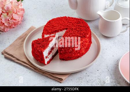 torta di velluto rossa con crema di burro su un piatto. Foto Stock