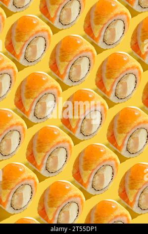 un motivo di sushi roll su sfondo giallo Foto Stock