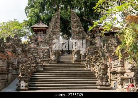 Cancelli a uno dei templi indù di Bali in Indonesia Foto Stock