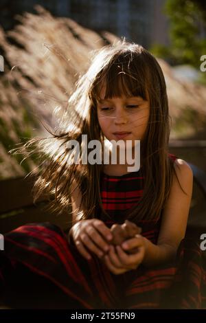 Ritratto emotivo di una bambina con lunghi capelli castani. Foto Stock