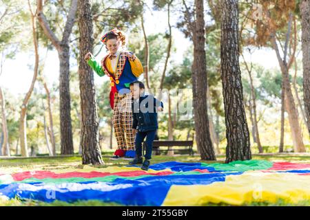 ragazza vestita da clown che gioca con un bambino Foto Stock