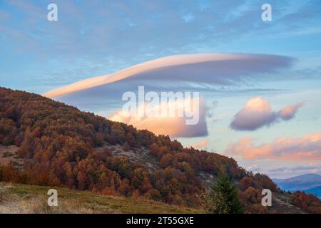Nuvole serali sulle montagne. Foto Stock