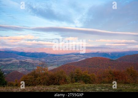 Nuvole serali sulle montagne. Foto Stock