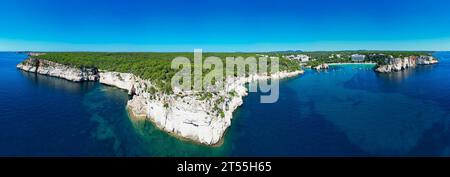 Vista aerea della costa meridionale di Minorca vicino a Cala Galdana (Isole Baleari) Foto Stock