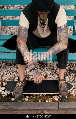 Belle mani tatuate maschili, primo piano. Foto Stock