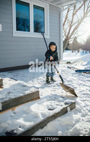 Vista frontale dei gradini del bambino mentre si sta in piedi davanti Foto Stock