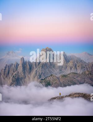 Splendida vista sui Cadini di Misurina durante una bella alba. Cadini di Misurina è un gruppo di montagne situate nelle Dolomiti. Foto Stock