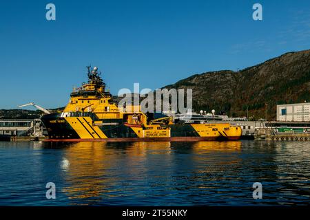 Fornitura offshore di classe glaciale AHTS Magne Viking ormeggiata a Skoltegrunnskaien banchina nel porto di Bergen, Norvegia. Foto Stock