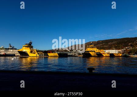 Le navi di rifornimento offshore classe ghiaccio Magne Viking e Coey Viking ormeggiavano nella banchina di Skoltegrunnskaien nel porto di Bergen, Norvegia. Foto Stock