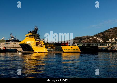 Fornitura offshore di classe ghiaccio PSV Coey Viking ormeggiata presso la banchina di Skoltegrunnskaien nel porto di Bergen, Norvegia. Foto Stock