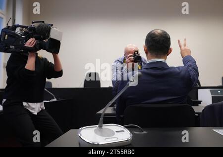 Amburgo, Germania. 3 novembre 2023. L'imputato siede nell'aula di tribunale nell'edificio della giustizia penale all'inizio del procedimento di sicurezza dello Stato per presunta appartenenza al Partito dei lavoratori del Kurdistan (PKK) vietato. Si dice che l'accusato sia stato attivo come un cosiddetto quaderno a tempo pieno del PKK dal settembre 2018. In base all'accusa, si dice che abbia ricoperto compiti di gestione in qualità di leader regionale e abbia coordinato le questioni organizzative nelle aree di Amburgo e Colonia. Credito: Marcus Brandt/dpa/Alamy Live News Foto Stock