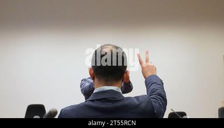 Amburgo, Germania. 3 novembre 2023. L'imputato siede nell'aula di tribunale nell'edificio della giustizia penale all'inizio del procedimento di sicurezza dello Stato per presunta appartenenza al Partito dei lavoratori del Kurdistan (PKK) vietato. Si dice che l'accusato sia stato attivo come un cosiddetto quaderno a tempo pieno del PKK dal settembre 2018. In base all'accusa, si dice che abbia ricoperto compiti di gestione in qualità di leader regionale e abbia coordinato le questioni organizzative nelle aree di Amburgo e Colonia. Credito: Marcus Brandt/dpa/Alamy Live News Foto Stock