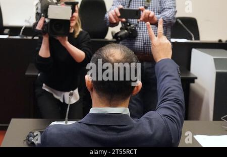 Amburgo, Germania. 3 novembre 2023. L'imputato siede nell'aula di tribunale nell'edificio della giustizia penale all'inizio del procedimento di sicurezza dello Stato per presunta appartenenza al Partito dei lavoratori del Kurdistan (PKK) vietato. Si dice che l'accusato sia stato attivo come un cosiddetto quaderno a tempo pieno del PKK dal settembre 2018. In base all'accusa, si dice che abbia ricoperto compiti di gestione in qualità di leader regionale e abbia coordinato le questioni organizzative nelle aree di Amburgo e Colonia. Credito: Marcus Brandt/dpa/Alamy Live News Foto Stock