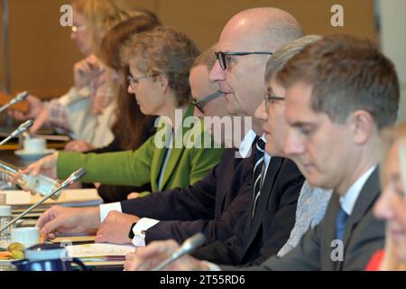 Potsdam, Germania. 3 novembre 2023. Il ministro del Brandeburgo Dietmar Woidke (SPD, M) alla riunione congiunta del gabinetto degli stati di Berlino e Brandeburgo credito: Michael Bahlo/dpa/Alamy Live News Foto Stock