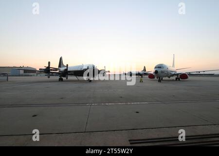 Aerei da guerra antisommergibile a lungo raggio e pattugliamento marittimo, Maritime Patrol and Reconnaissance Century of Naval Aviation, P-3C Orion Aircraft, P-8A Poseidon Foto Stock